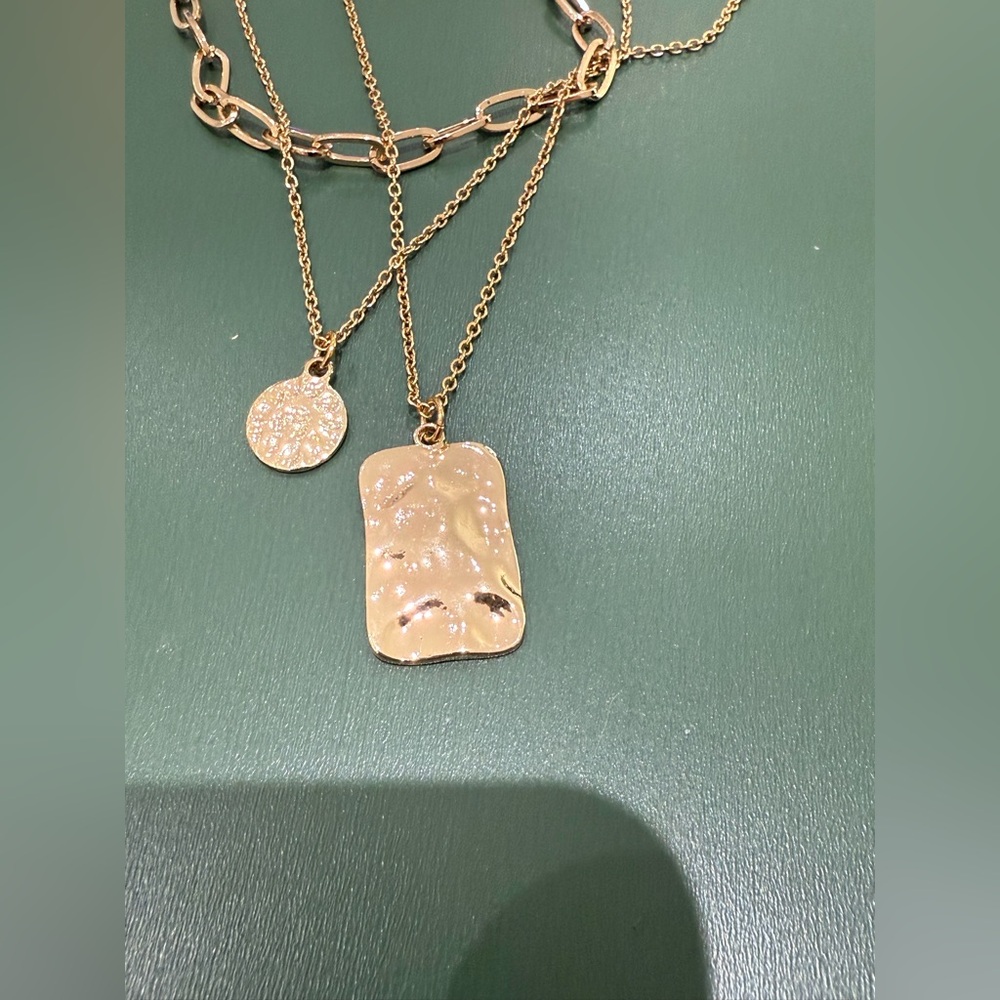 LAID BACK LARIAT NECKLACE IN GOLD
8 Other Reasons - Picture 2 of 6